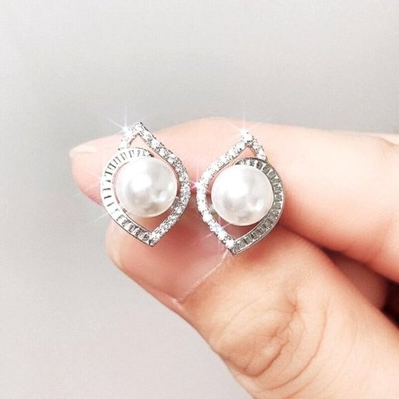 New Gorgeous 925 Silver Sim. Diamond Cultured Pearl Studs - Picture 3 of 4